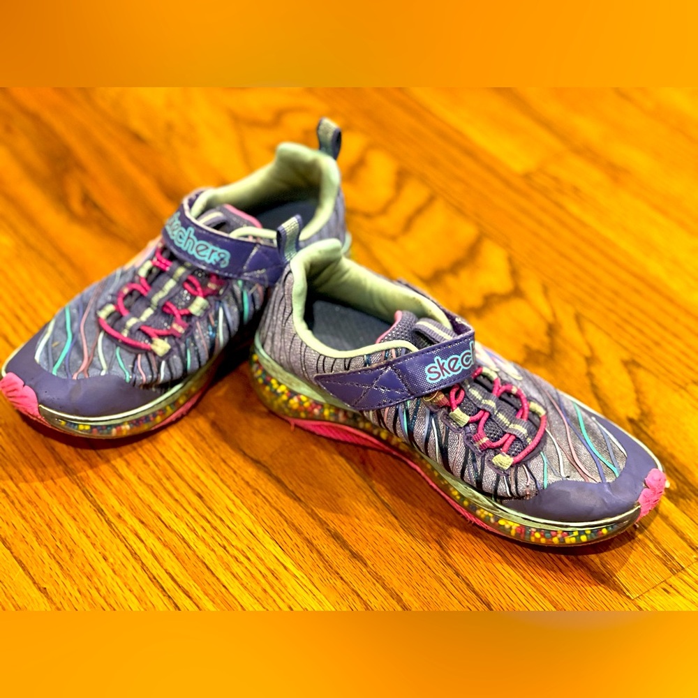 Girls size 1 sketchers sneakers